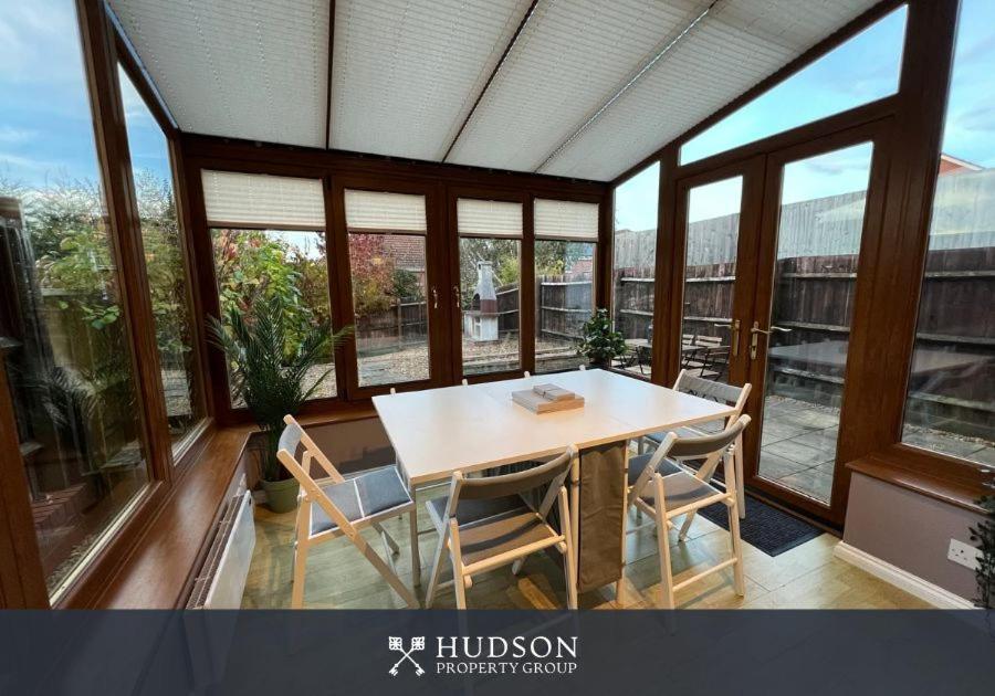 Telford Townhouse With Parking And Garden Vila Exterior foto