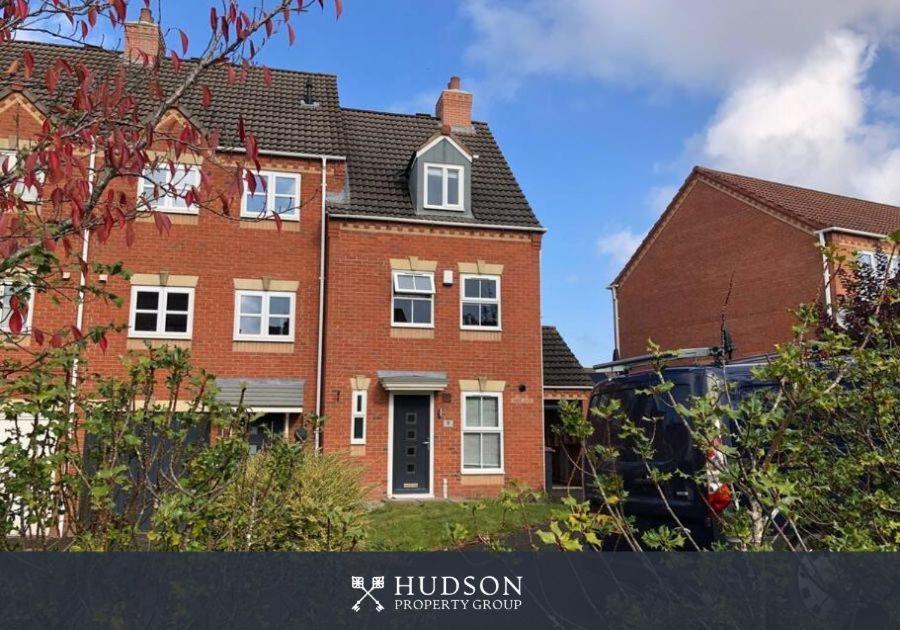 Telford Townhouse With Parking And Garden Vila Exterior foto