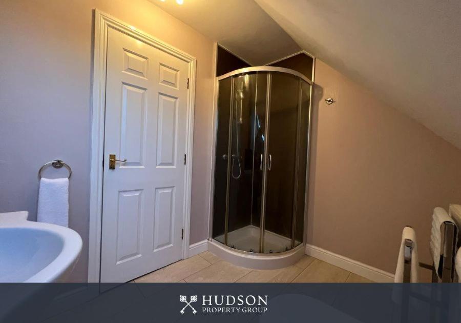 Telford Townhouse With Parking And Garden Vila Exterior foto