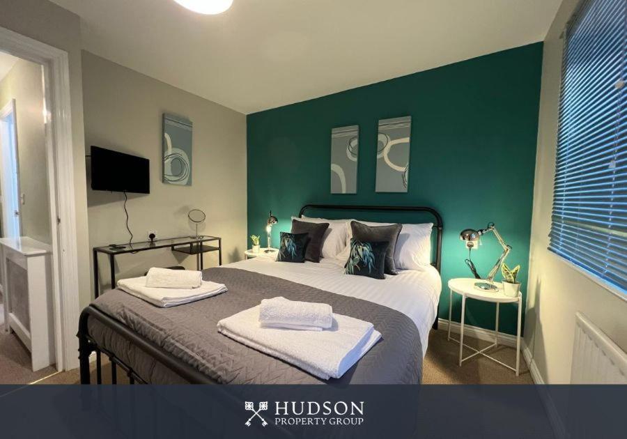 Telford Townhouse With Parking And Garden Vila Exterior foto