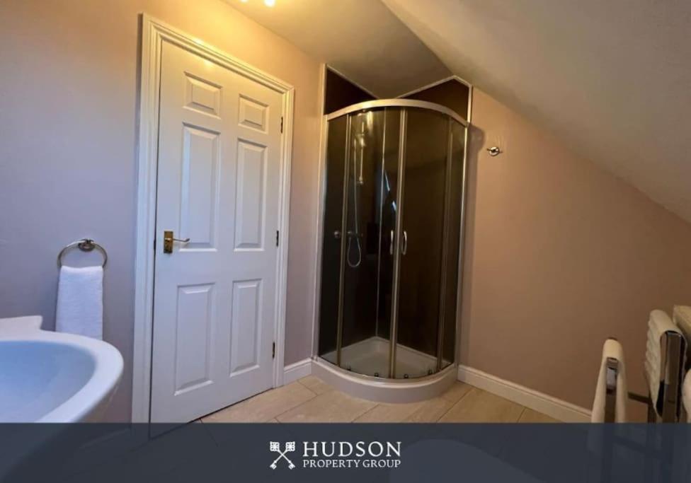 Telford Townhouse With Parking And Garden Vila Exterior foto