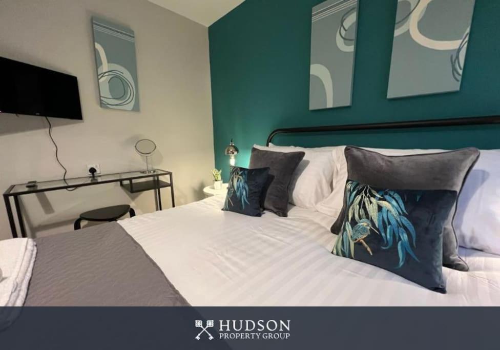 Telford Townhouse With Parking And Garden Vila Exterior foto
