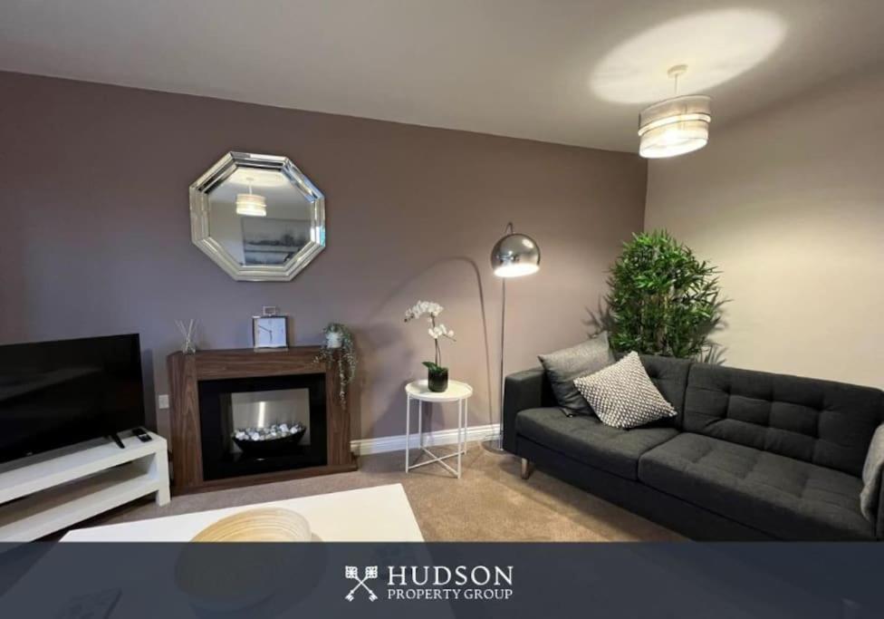 Telford Townhouse With Parking And Garden Vila Exterior foto