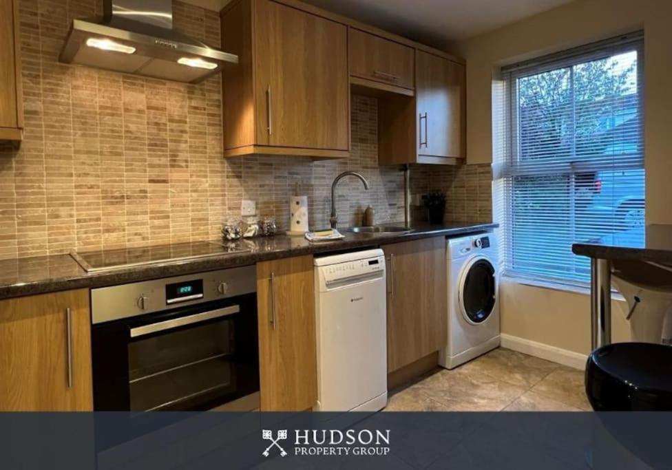 Telford Townhouse With Parking And Garden Vila Exterior foto