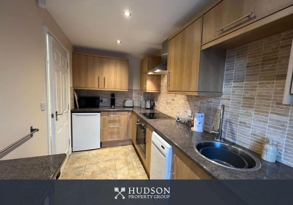 Telford Townhouse With Parking And Garden Vila Exterior foto
