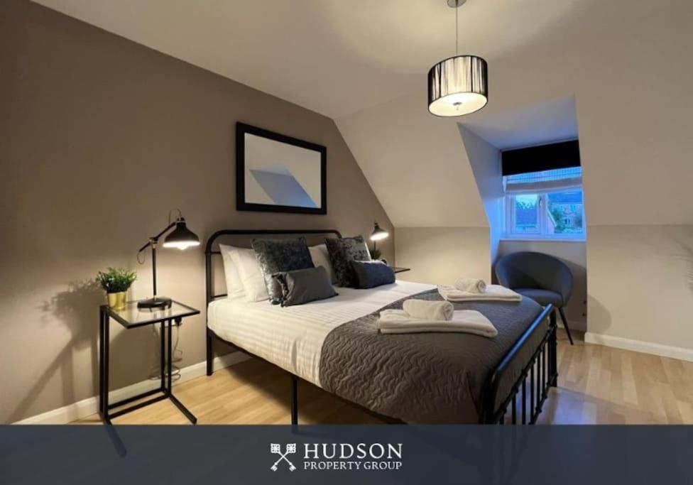 Telford Townhouse With Parking And Garden Vila Exterior foto