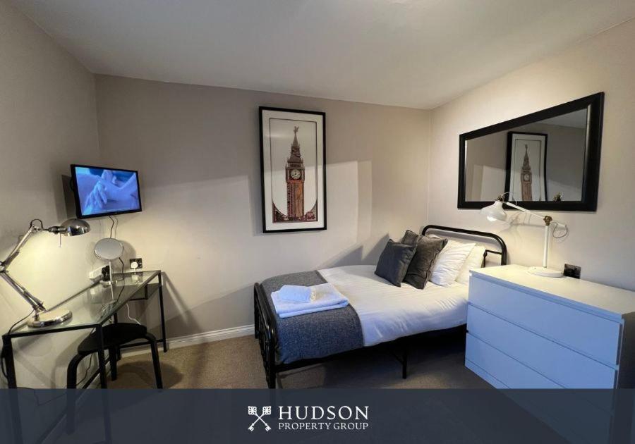 Telford Townhouse With Parking And Garden Vila Exterior foto