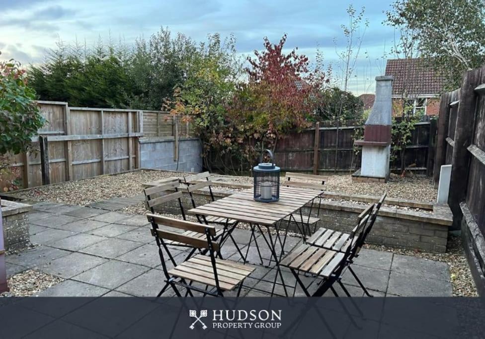 Telford Townhouse With Parking And Garden Vila Exterior foto