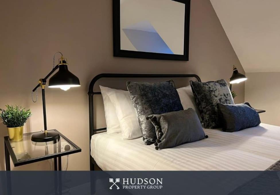 Telford Townhouse With Parking And Garden Vila Exterior foto