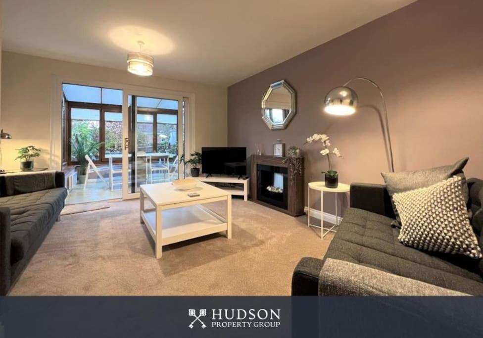 Telford Townhouse With Parking And Garden Vila Exterior foto