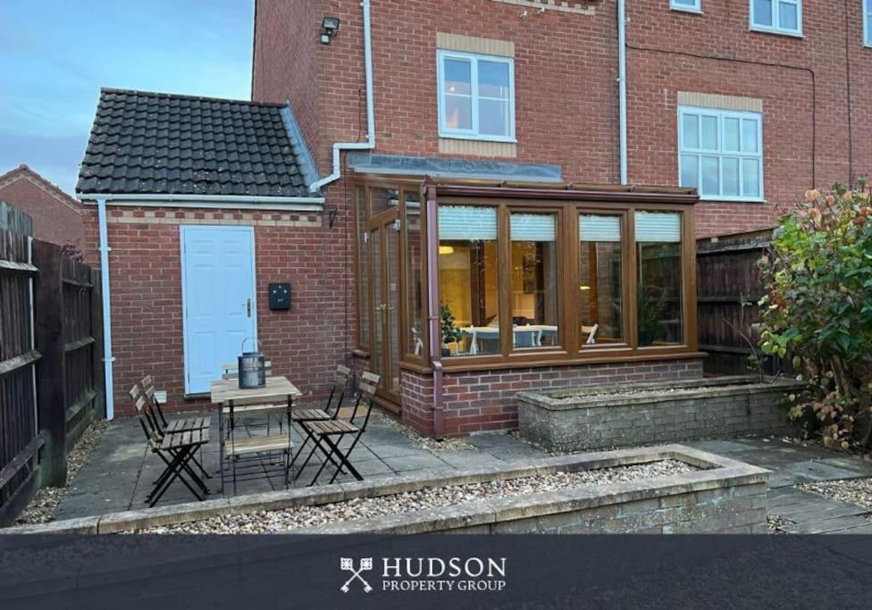 Telford Townhouse With Parking And Garden Vila Exterior foto